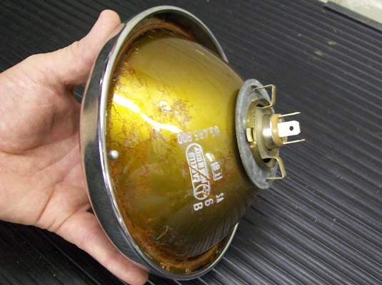 密閉ビームヘッドライトの交換方法