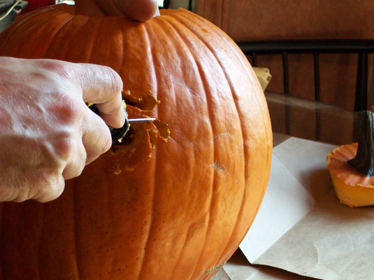 ハロウィーンのためにカボチャを彫る方法