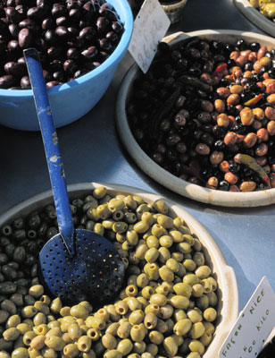 さまざまな種類のオリーブ