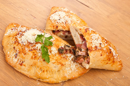 生ハム、マッシュルーム、モッツァレラチーズのカルゾーネ（Calzone all'Italiana）