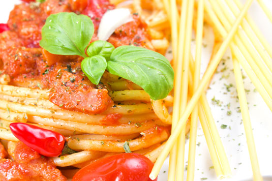 トマト、玉ねぎ、パンチェッタのブカティーニ（Bucatini all'Amatriciana）