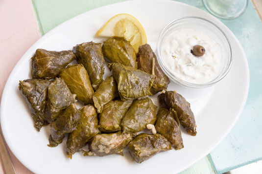 ぶどうの葉の詰め物（Dolmades Nistisimi、Dereve Pattoug）