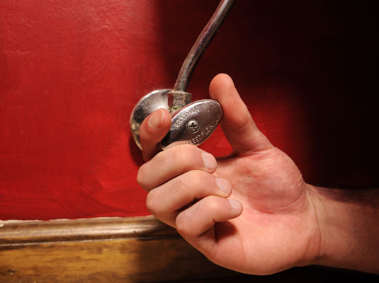 プランジャーでトイレの詰まりを取り除く方法