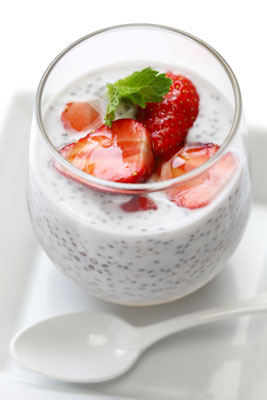 チアとヘルシーな朝食プリンとヨーグルト