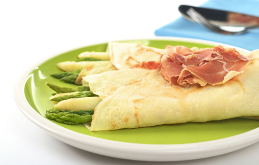 香ばしい詰め物と巻かれたCrêpes(CrêpesFarciesetRoulées)