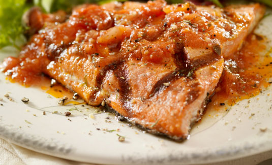 フレッシュトマトソースのサーモン（Salmone con Pomodoro Fresco）