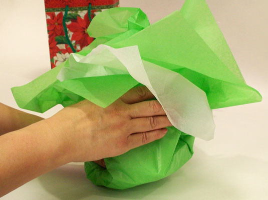プレゼントをギフトバッグに包む方法