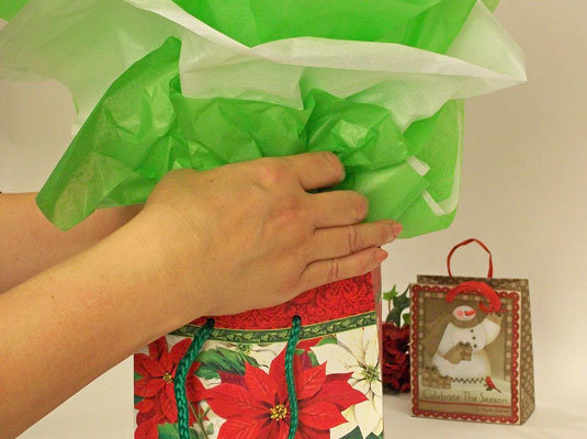 プレゼントをギフトバッグに包む方法